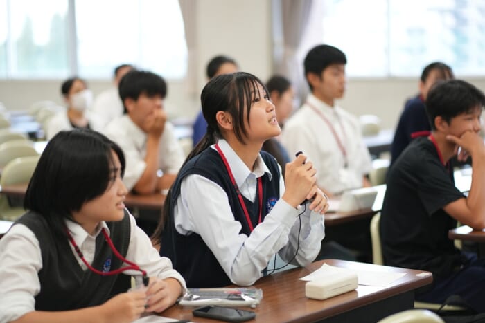 各チームが実験や解析によって得られた成果をもとに発表