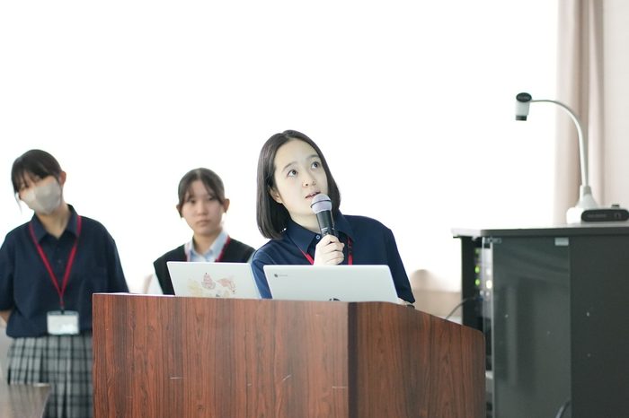 各チームが実験や解析によって得られた成果をもとに発表